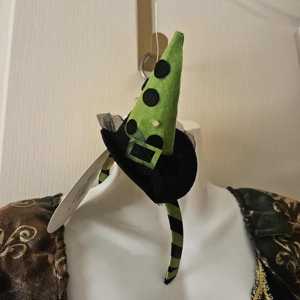 Disguise pretty witch